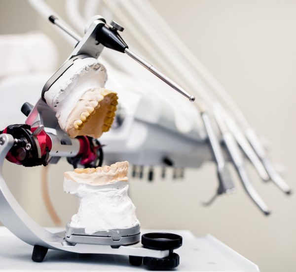 proteesin hiertää mitä tehdä